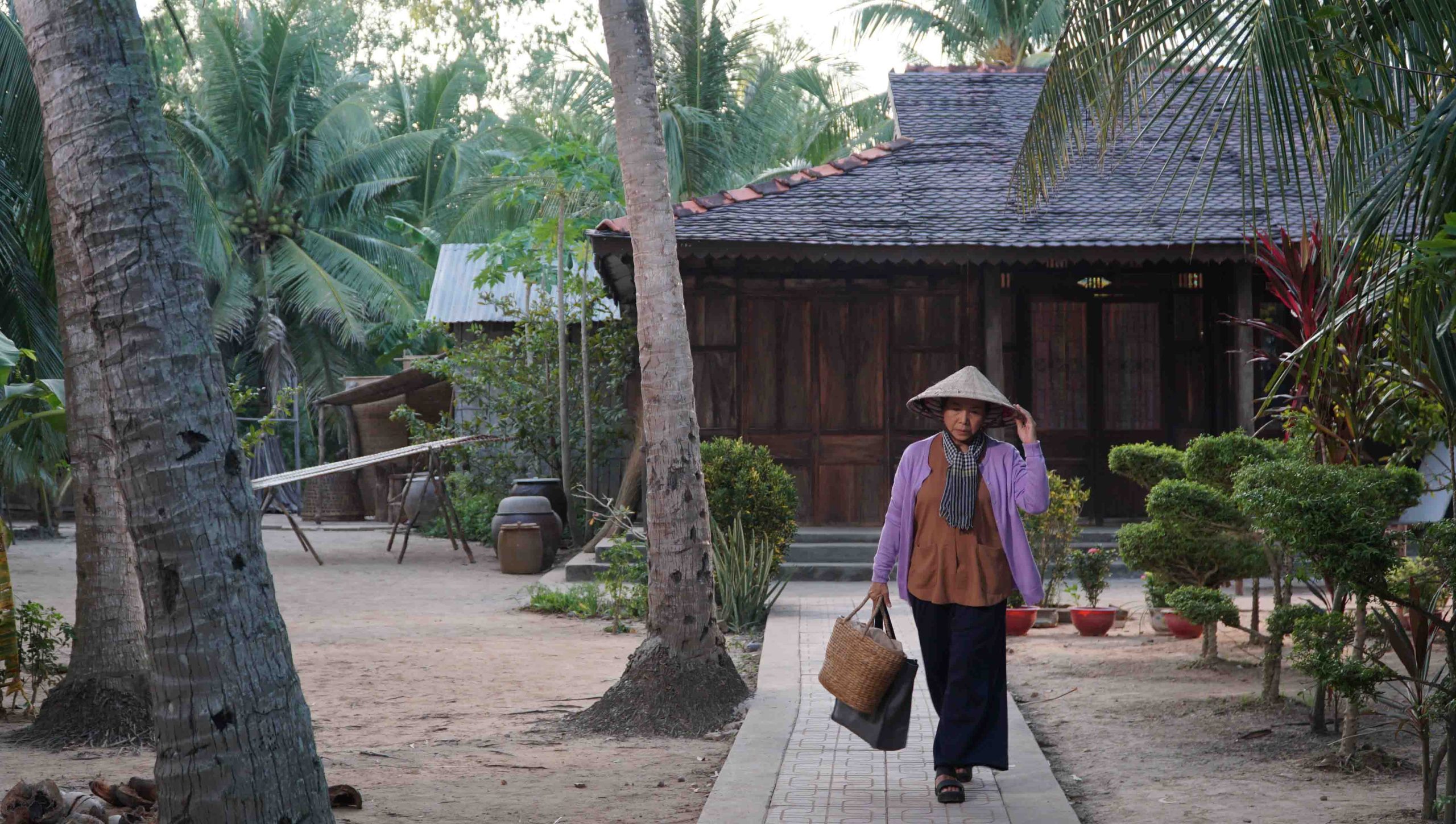 Bà Năm Trong Sân Nhà