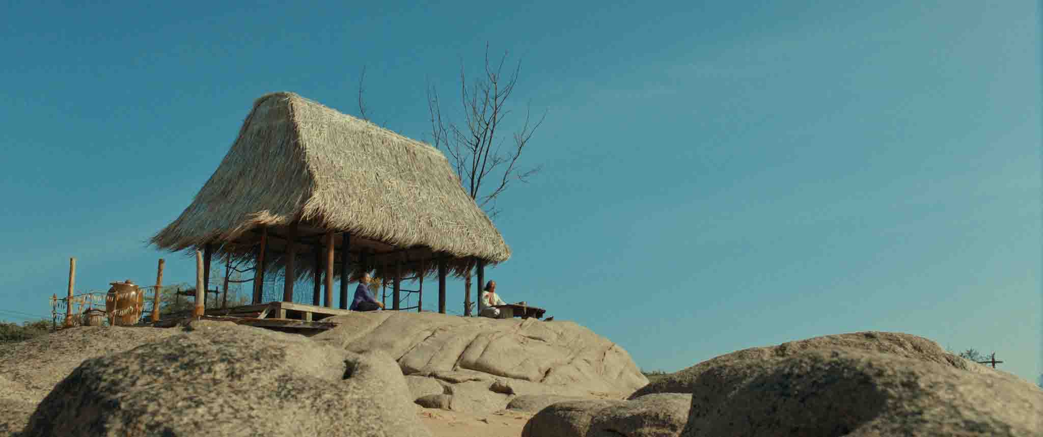 Cảnh Bà Năm Và ông Già Bên Bờ Biển 02