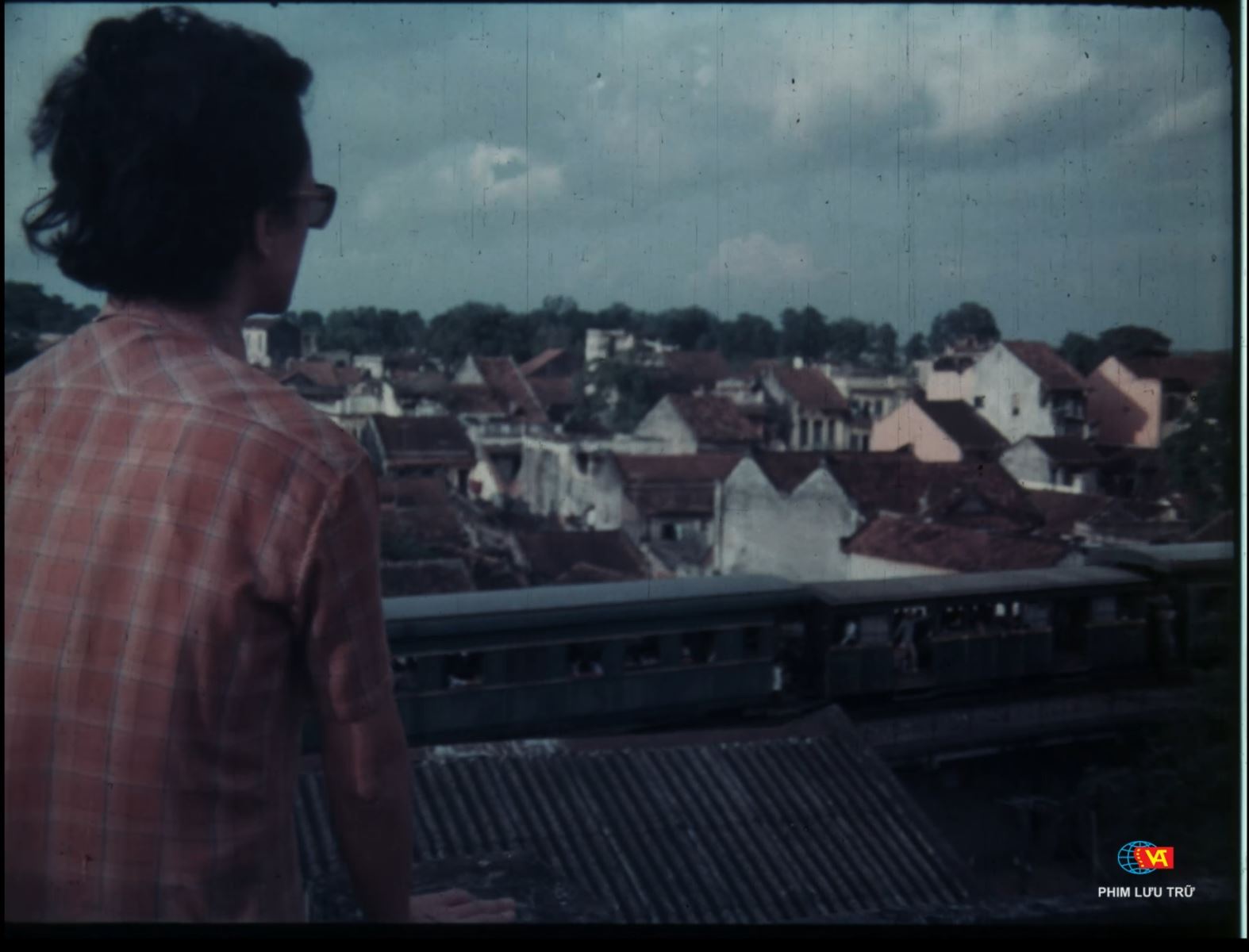 Nhac Sy Van Vuong Nhan Vat Trong Phim Ha Noi Trong Mat Ai