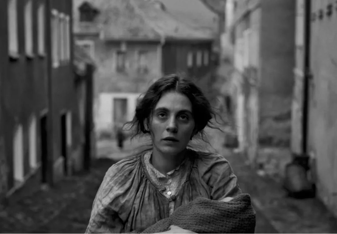 Thegirlwiththeneedle ©lukaszbak 07