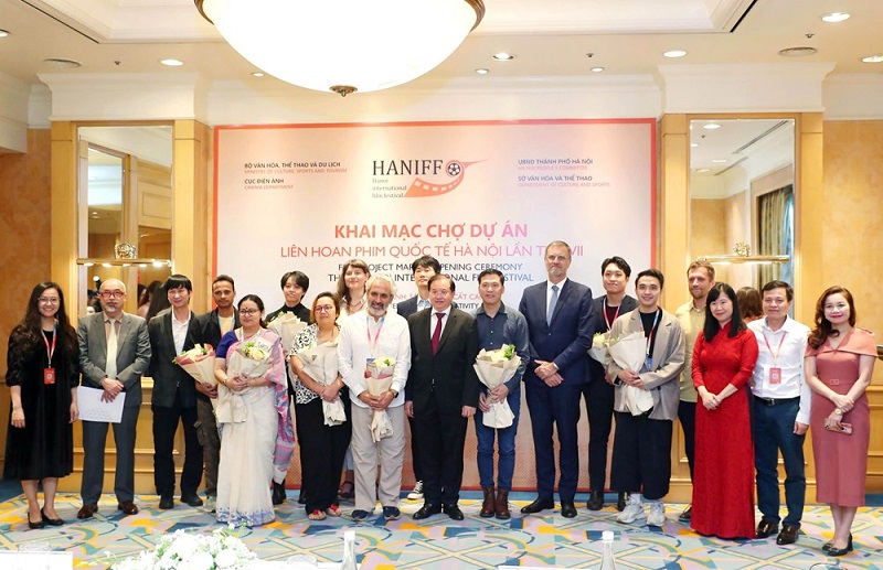 Các đại Biểu Tại Lễ Khai Mạc Chợ Dự án