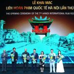 Cục Trưởng Cục Điện ảnh Vi Kiến Thành Tặng Hoa Các Nhà Tài Trợ