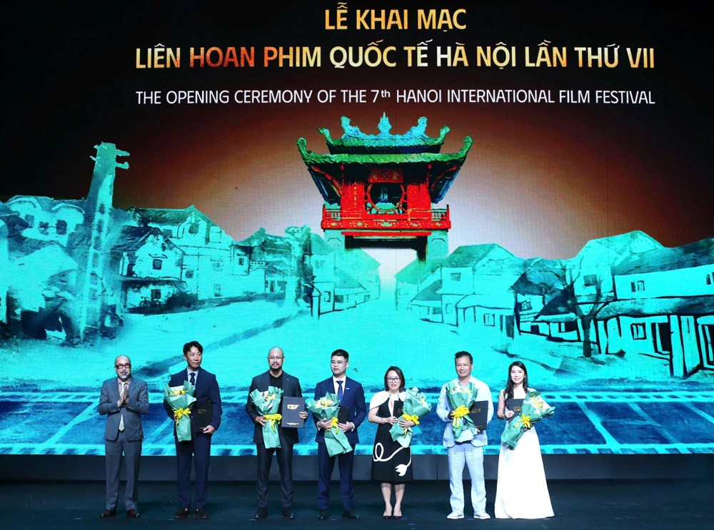 Cục Trưởng Cục Điện ảnh Vi Kiến Thành Tặng Hoa Các Nhà Tài Trợ
