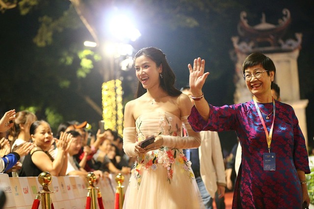 Dv Anh Đào Và Nhà Thơ Nguyễn Thị Hồng Ngát