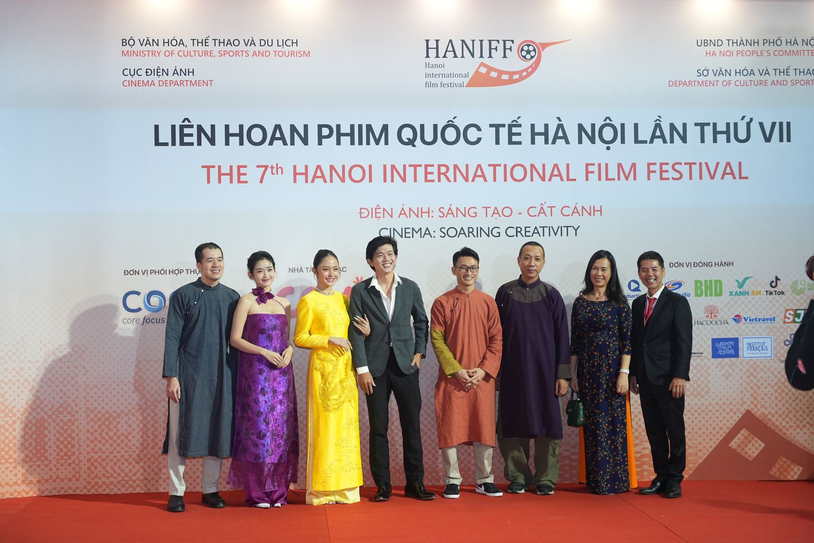 Đạo Diễn Trịnh Đình Lê Minh Và ê Kíp Làm Phim Tại Lhp Quốc Tế Hà Nôi Vii