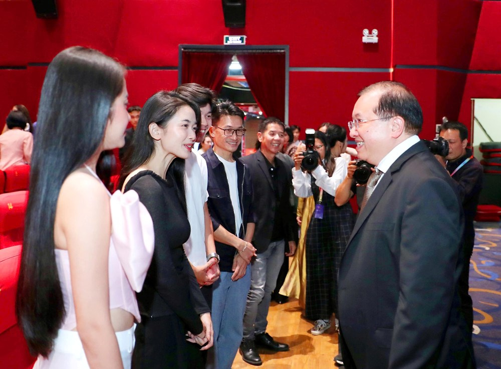 Lãnh đạo Bộ Trò Chuyện Cùng Các Diễn Viên E Kip Thực Hiện Bộ Phim