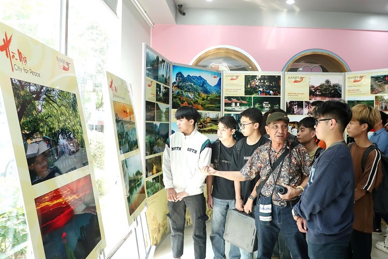 Nhiều Khán Giả đến Thăm Quan Triển Lãm 2