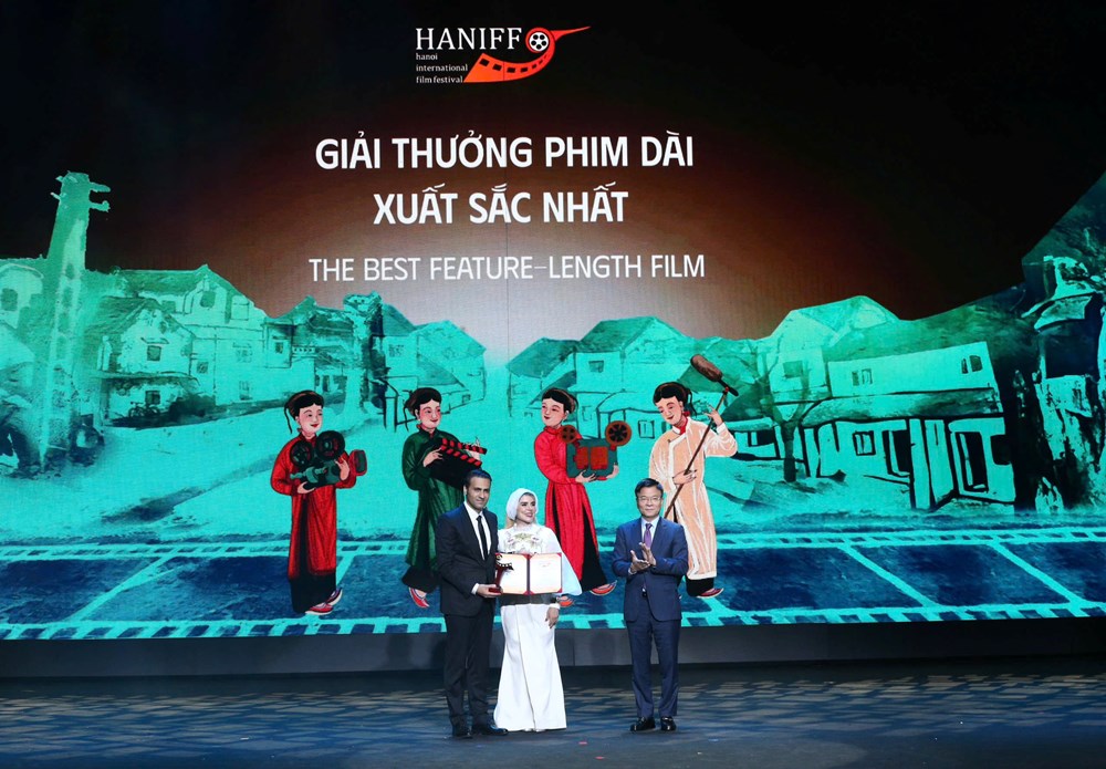 Ptt Lê Thành Long Trao Giải Thưởng Phim Dài Xuất Sắc Nhất Hard Shell Iran