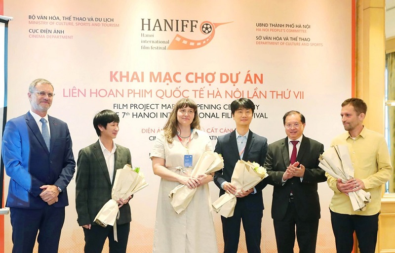 Tt Bộ Vhttdl Tạ Quang Đông Tặng Hoa Bgk Chợ Dự án