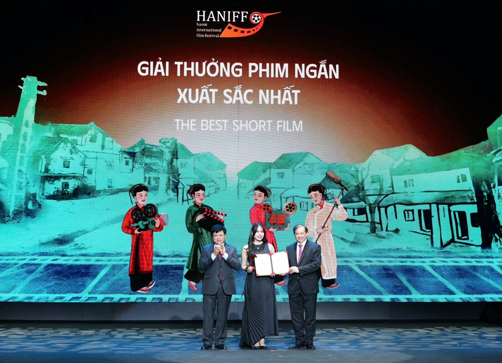 Tt Tạ Quang Đông Ông Nguyễn Thế Kỷ Trao Giải Phim Ngăn Xuất Sắc Nhất A Bird Flew
