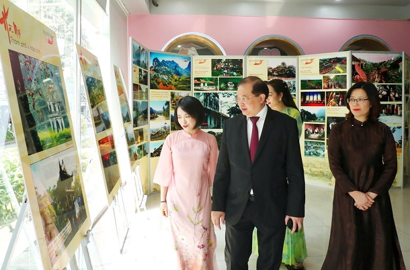 Tt Tạ Quang Đông Xem Các Hình ảnh Tại Triển Lãm