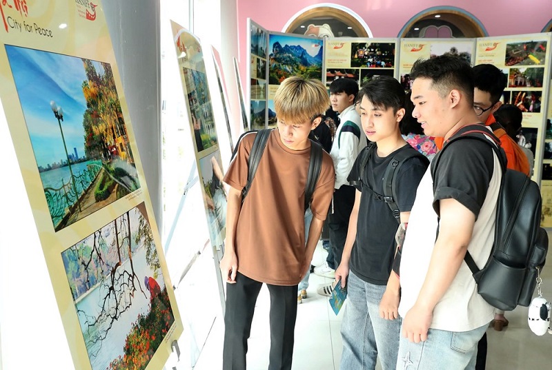 Triển Lãm Thu Hút đông đảo Khán Giả 2
